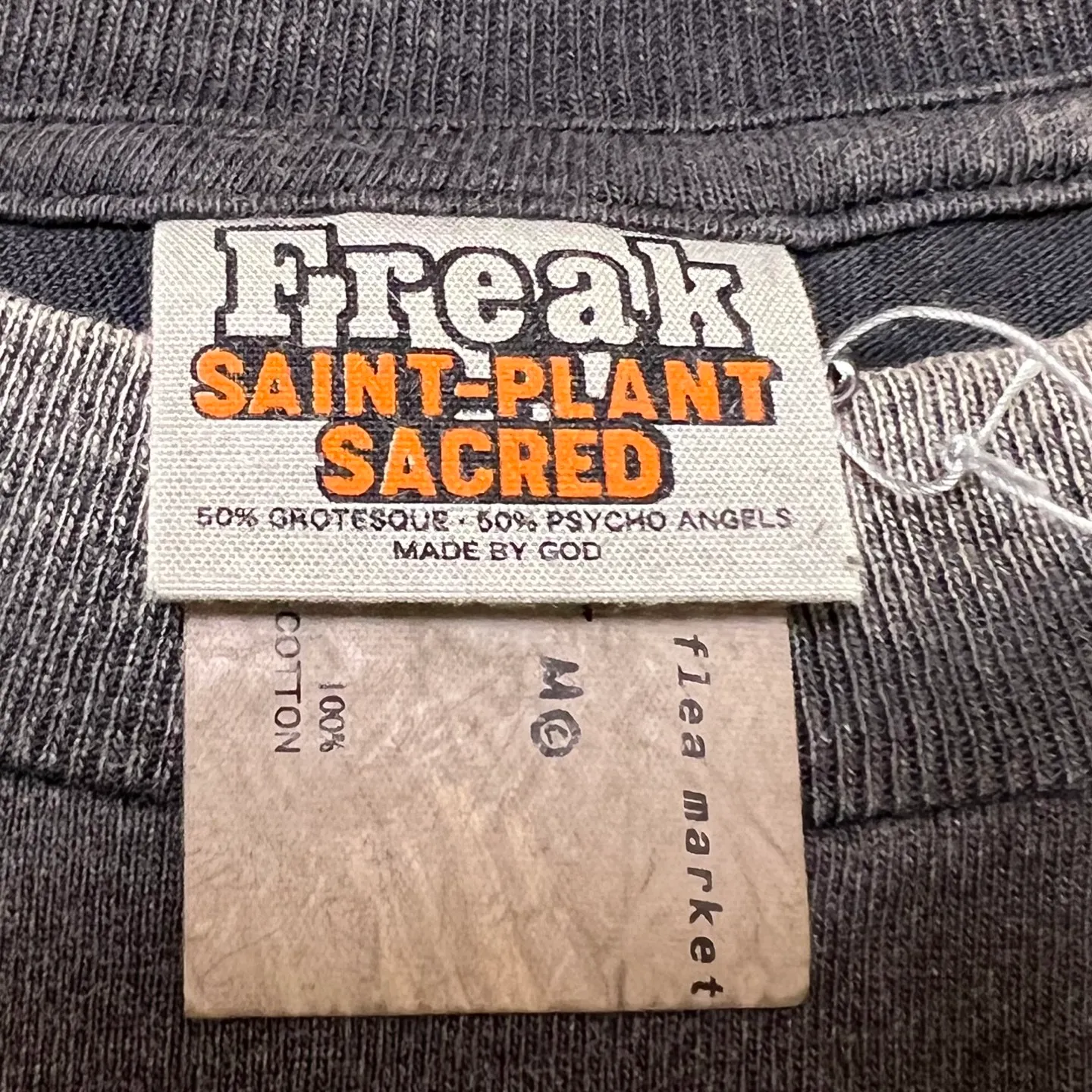 CACTUS PLANT FLEA MARKET x SAINT Mxxxxxx ANGRY LOVE GOD SS TEE/BLK CPFM co-branded weather icon/tropical storm print retro distressed TEE washed black S-XL front and rear large printing positions 24 color restorations ready-to-wear printing. Look for cylindrical fabrics with no side seams. The open ones are almost meaningless. Asut ready-made garments dyed. The entire piece is sprayed with faded colors. Multiple holes. Washed again. Customized CPFM co-branded main mark/wash mark/with little angel for anti-counterfeiting